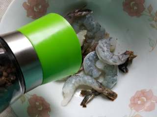 黄金凤尾虾,4.虾仁中加入适量的现磨胡椒粉。
