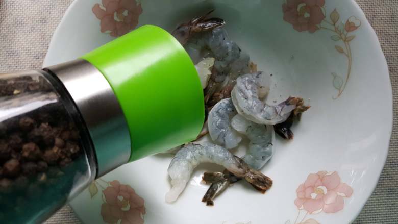 黄金凤尾虾,4.虾仁中加入适量的现磨胡椒粉。