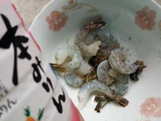 黄金凤尾虾,6.加入适量的味淋，进行腌制20分钟。