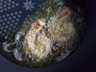 黄金凤尾虾,13.放入油锅中进行煎炸。