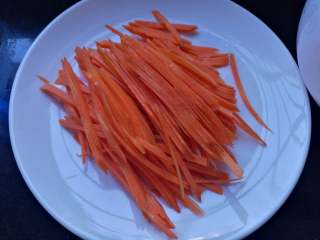 闻香识面之鸡丝拌面,胡萝卜去皮后切细丝，芹菜切与胡萝卜差不多长短的段。