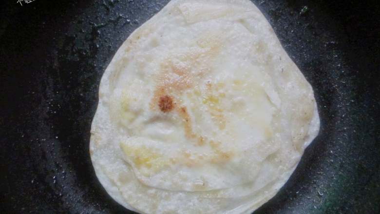 饺子皮也能烙出鸡蛋灌饼,继续煎至鸡蛋熟透就可以出锅了
