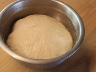 紫米黑糖土司,将中种材料拌匀后，置冰箱冷藏发酵10小时以上。
