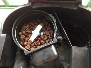 摩卡咖啡,倒入研磨槽加盖
