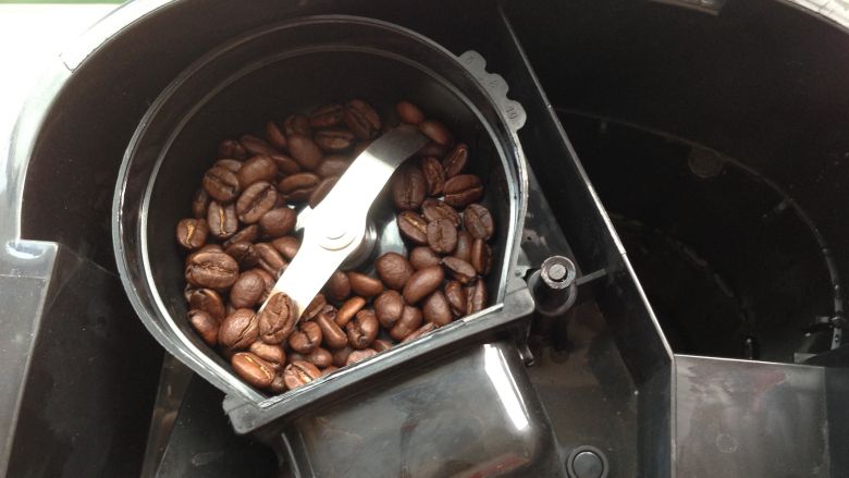摩卡咖啡,倒入研磨槽加盖