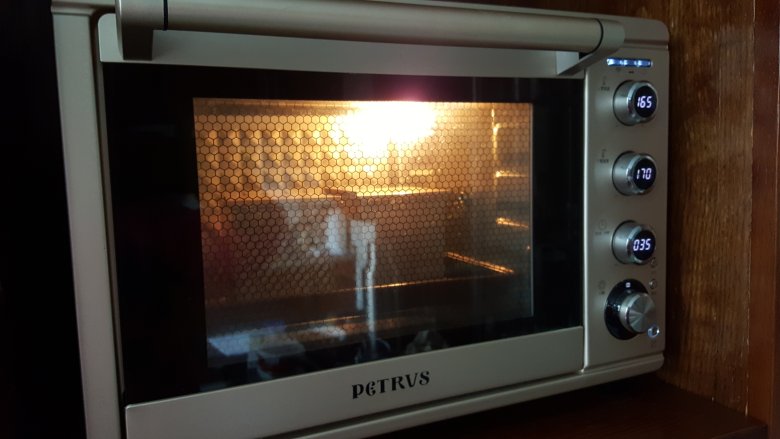 方形优格白吐司,13.发酵结束后，放入预热好的烤箱中，上火165度，下火170度，中下层烤35分钟。