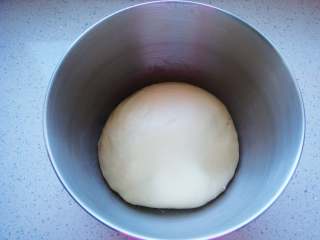 奶香汉堡胚,盖上保鲜膜放置温暖处，开始第一次发酵（大约需90分钟）