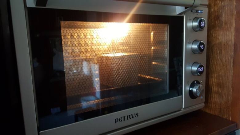芝麻酱花纹吐司,放入预热好的烤箱中，上下火170度，中下层烤35分钟