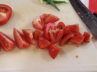西红柿炒蛋,西红柿切片后再切为小块。