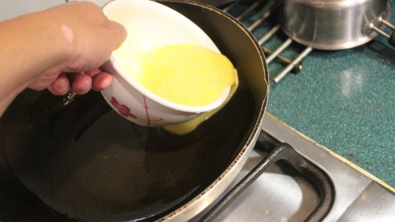 西红柿炒蛋,先炒蛋，将蛋汁沿锅壁的边缘倒入，不可直接倒在油锅中央。