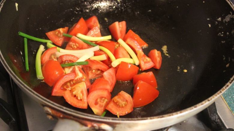 西红柿炒蛋,用原来的油锅，将西红柿和<a style='color:red;display:inline-block;' href='/shicai/ 3250'>葱</a>段下去翻煮。