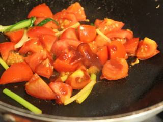 西红柿炒蛋,西红柿有些变软后，加上一点西红柿酱让风味更为丰富一点。