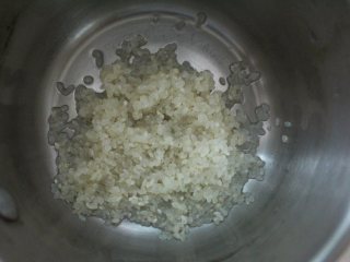 吞拿鱼沙拉饭团,大米洗净