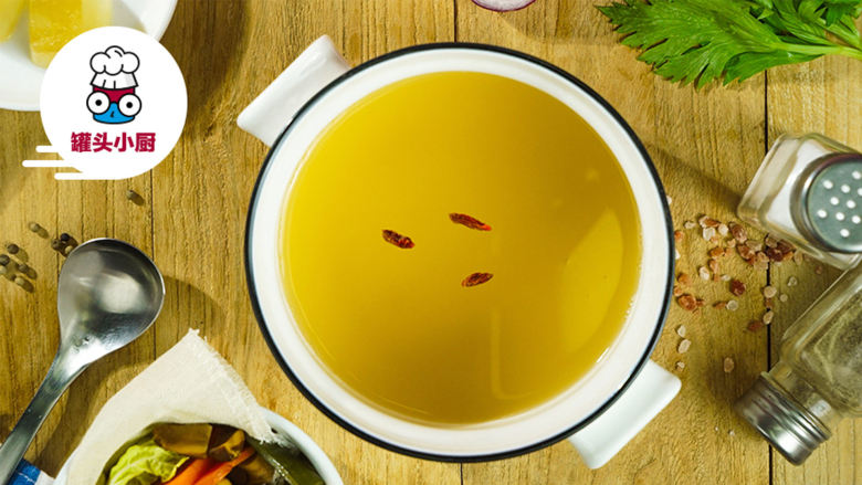 无添加蔬菜营养高汤,做好的蔬菜高汤可以代替清水用于烹饪，无论是炒菜、煮面，还是做火锅汤底，都是很棒的选择哦！
