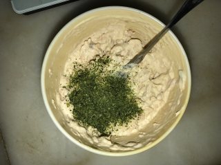 吞拿鱼沙拉饭团,再加入海苔粉拌匀备用