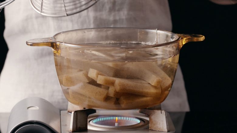 魔芋烧鸭,先煮茶水，倒入500克切成一指宽的魔芋，汆烫半分钟去除碱味；