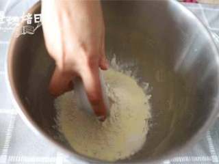 代表面包拯救你~爆浆熔岩全麦面包来啦！,原料除黄油以外的材料混匀，揉至扩展，再加入黄油，继续揉到能拉出较薄膜的完全阶段。（注意盐和糖对角放入，酵母挖一个坑放入，因为盐会抑制酵母发酵）