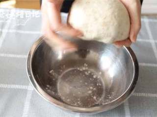 代表面包拯救你~爆浆熔岩全麦面包来啦！,第一次发酵至原来两倍大。（首次发酵的温度建议控制在30-32度左右，用手指沾高粉戳进来，洞不会回缩即可）