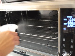 代表面包拯救你~爆浆熔岩全麦面包来啦！,220℃预热好的烤箱，面包放入时烤箱喷水制造蒸汽（如果不想造蒸汽就直接烘烤）。中层 190℃20-25分钟。