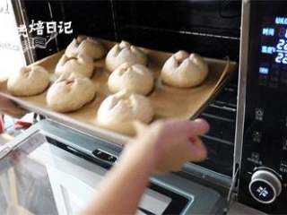 代表面包拯救你~爆浆熔岩全麦面包来啦！,220℃预热好的烤箱，面包放入时烤箱喷水制造蒸汽（如果不想造蒸汽就直接烘烤）。中层 190℃20-25分钟。