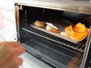 代表面包拯救你~爆浆熔岩全麦面包来啦！,烤制10分钟左右，盖锡纸（按照上色情况自行判断），喷水。