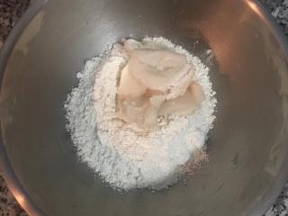 中式點心+古早味紅豆酥餅,油酥则是将面粉和猪油用手捏匀后，压揉均匀即可,