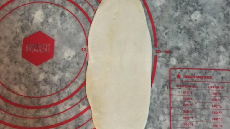 中式點心+古早味紅豆酥餅,取第一个包好的,用橄面棍从中间轻压后分别向上及向下杆开杆薄,杆成牛舌状.