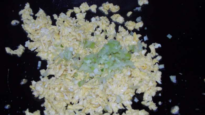 简简单单蛋炒饭,继续翻炒，待锅中溢出葱香气。