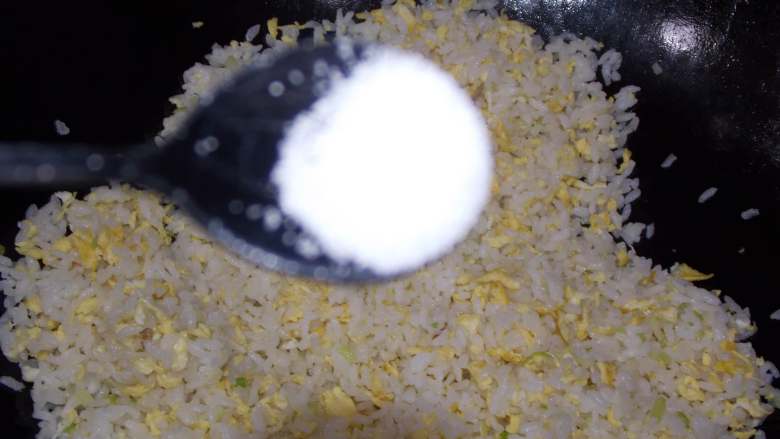 简简单单蛋炒饭,加入适当的盐，味精，鸡精等提鲜的调料就不用加了，鸡蛋有自己的鲜味最好不要破坏它。