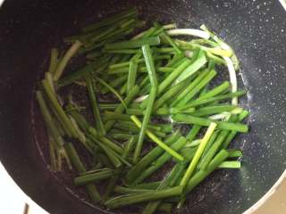 葱油面,放入葱绿，并用筷子经常翻炒