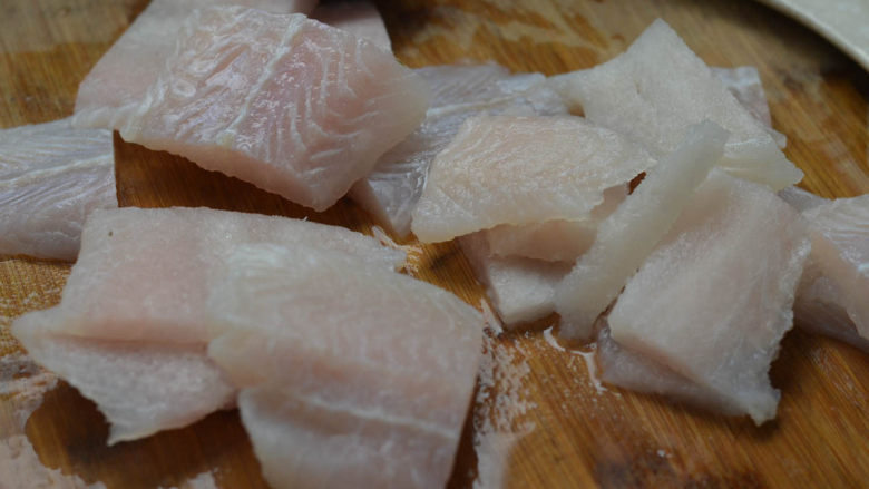香煎巴沙鱼片,将鱼切块后再片成片。