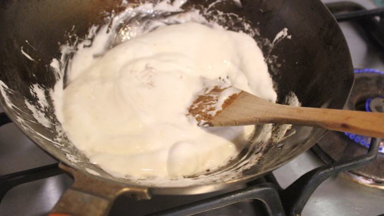 椰油米香-五分钟甜点,要迅速的拌炒，棉花糖融的很快，容易焦底。2-3分钟就完全融成绵密的糖浆。这个阶段，如果加入奶粉和花生仁，盛起放凉切块，就是牛札糖。