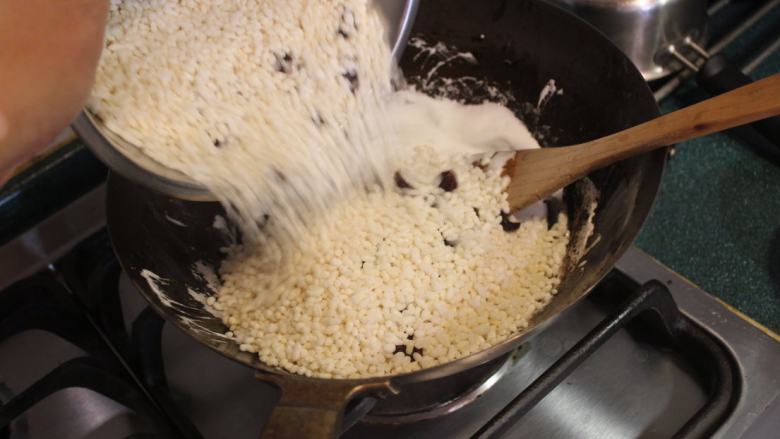 椰油米香-五分钟甜点,熄火！倒入米香，迅速拌匀。