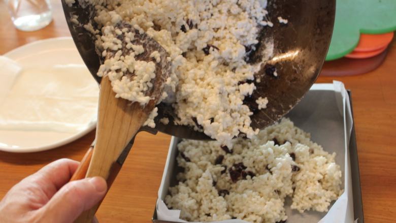 椰油米香-五分钟甜点,趁热将米香倒入模型里。稍稍型压平，不要压的太用力，这样会变的太硬，不松脆。其实不会烫，可以用手帮忙整型。