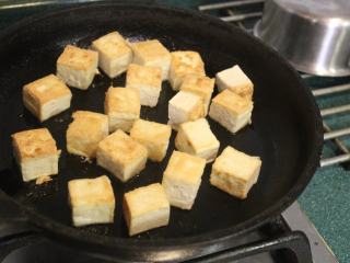 黑酱油+素食烧肉-酱烧豆腐,豆腐每面都煎出金黄焦色。