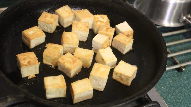 黑酱油+素食烧肉-酱烧豆腐,豆腐每面都煎出金黄焦色。