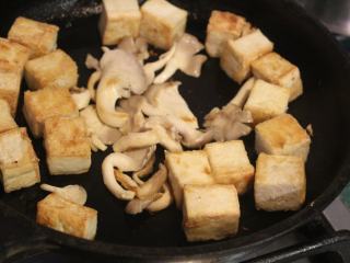 黑酱油+素食烧肉-酱烧豆腐,煎好豆腐后，将秀珍姑也放入，稍稍煎出焦色。