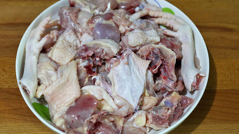 红葱头沙姜焗鸡,鲜鸡先用水冲干净，然后砍成小块
