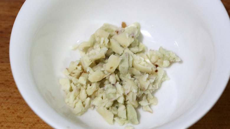 红葱头沙姜焗鸡,沙姜用小刀刮去表皮，用刀背压碎，切成小粒