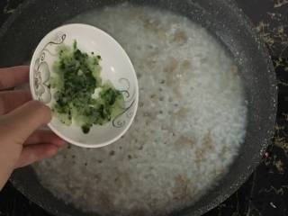 芹菜瘦肉粥,加入香芹，煮1-2分钟就可以了。大宝宝吃出锅前可加少许盐调味。