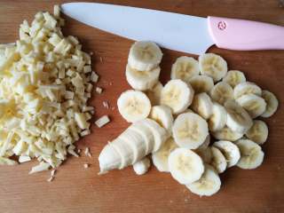 香蕉披萨,9.	香蕉切成小片。厚度随意，均匀就好