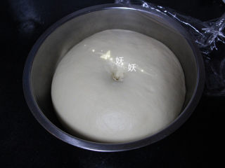 毛毛虫面包,盖上保鲜膜，28度发酵约一小时。