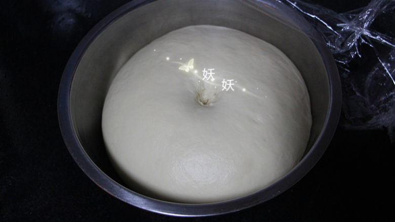 毛毛虫面包,盖上保鲜膜，28度发酵约一小时。