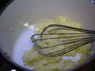 毛毛虫面包,烧开后倒入低粉，用蛋抽搅拌均匀，关火。晾凉。