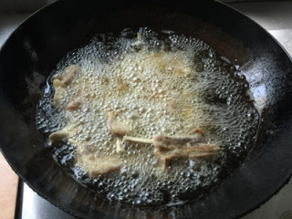 香辣羊排,下热油中炸至外皮酥焦