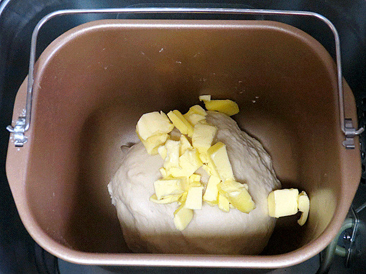 松软绵绵滴【可可双色面包】,和至面团表面光滑，加入黄油；继续和面20分钟