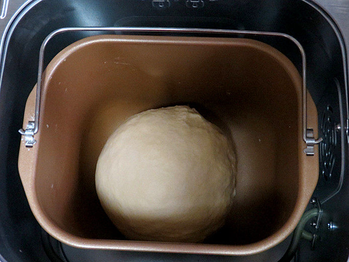 松软绵绵滴【可可双色面包】,和面至可拉出大片结实的薄膜的阶段