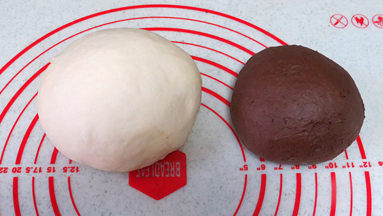 松软绵绵滴【可可双色面包】,面团按照6：4分成2份，混合好的可可加入到小份的面团中揉匀