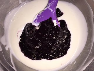 #吃掉一朵花#芒果花蓝莓慕斯蛋糕, 加入蓝莓酱，蓝莓酱冷却后会凝结，拌散再加入，低速打匀