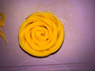 #吃掉一朵花#芒果花蓝莓慕斯蛋糕,最后用刮刀铲起芒果花，再移到慕斯蛋糕上。然后在旁边上叶子
